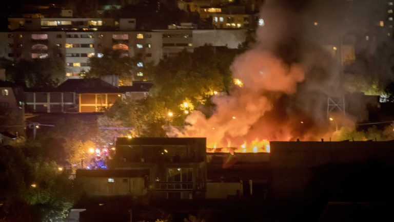 Un incendio destruyó tres locales de un strip center de Huechuraba; descubre los 6 pasos básicos para evitar que ocurra lo mismo en el tuyo  